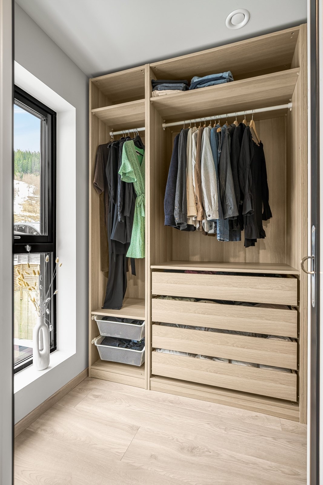 Praktisk garderoberom Galleribilde