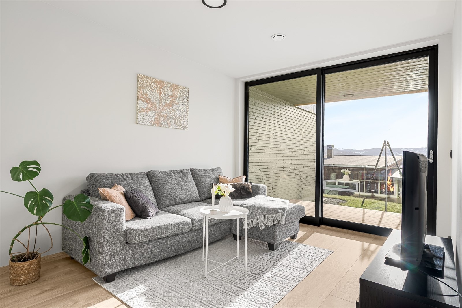 En ekstra stue i 1.etasje er perfekt som TV-stue, barn eller sosialt samlingspunkt adskilt fra hovedstue. Galleribilde