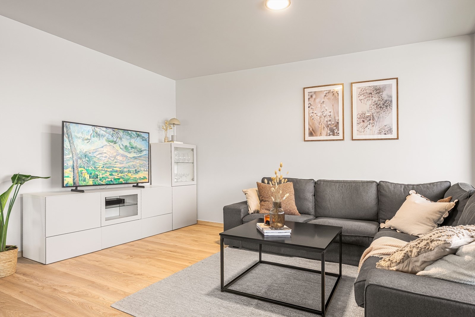 Åpen stue- kjøkkenløsning på til sammen 33 kvm Galleribilde