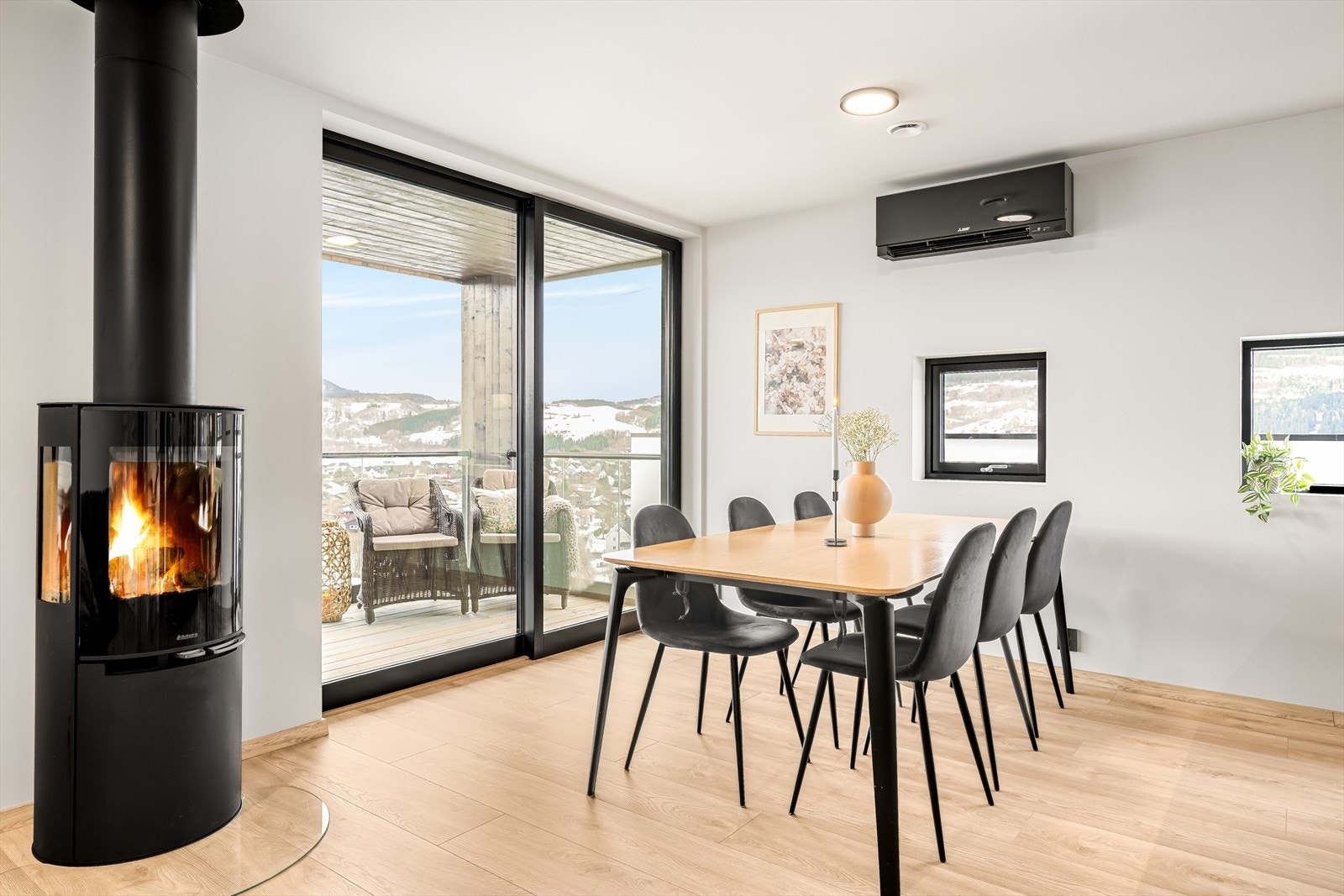 Boligen har vedfyring, varmepumpe og elektrisitet som oppvarmingskilder Galleribilde