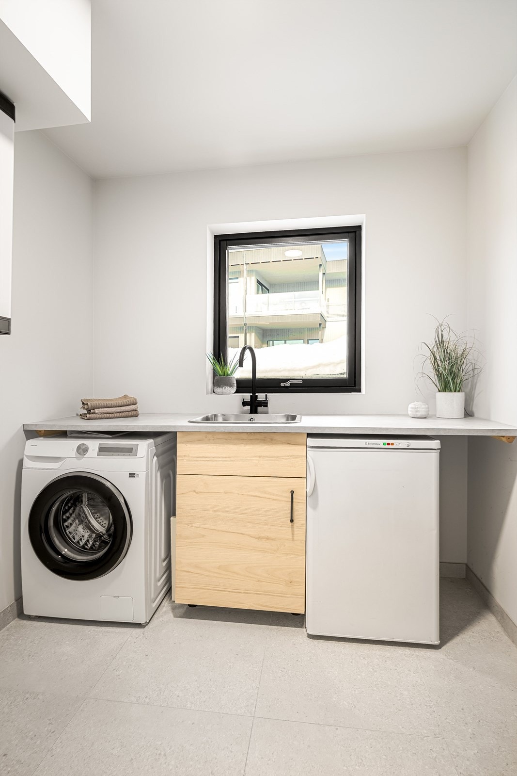 Praktisk vaskerom i tilknytning til gangen, som gjør det lett å håndtere klær og utstyr ved inngangspartiet Galleribilde