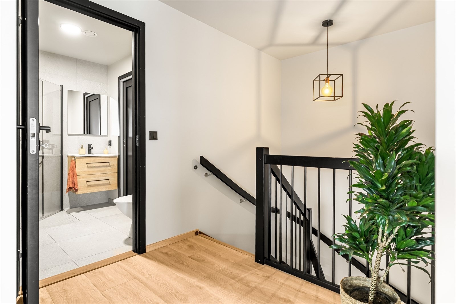 Lys og innbydende trappeoppgang med adkomst til bad, garderobe og soverom til høyre Galleribilde