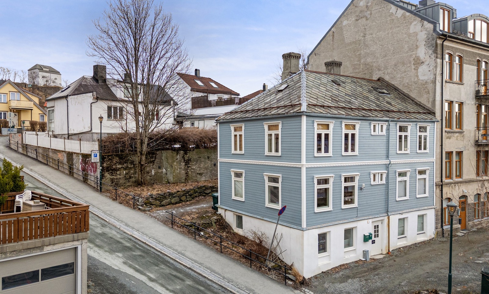 Bygården har fått nyere kledning, og sameiet disponerer to parkeringsplasser som kan leies etter forespørsel. Galleribilde