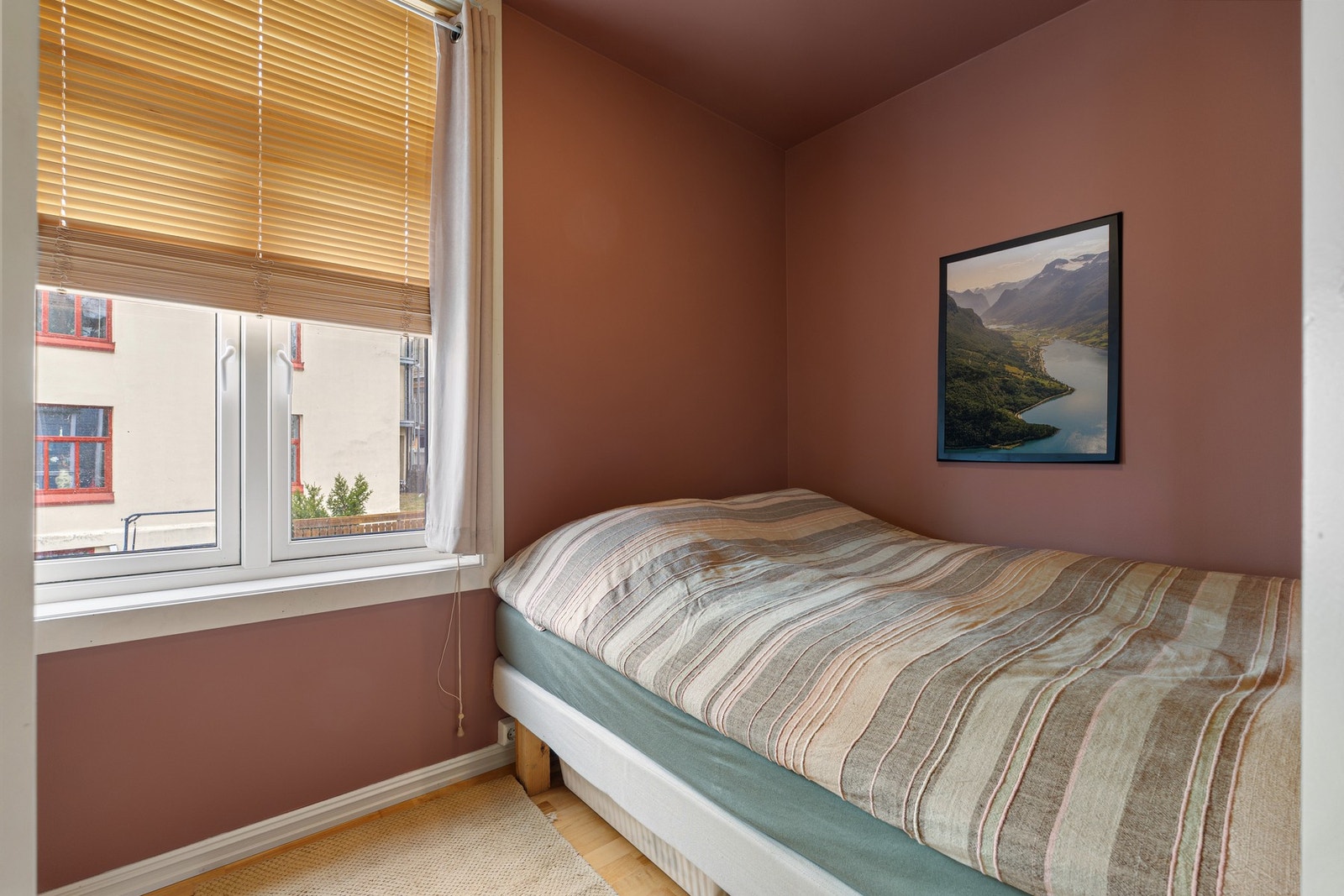 Soverom med harmoniske og flotte fargevalg. Galleribilde