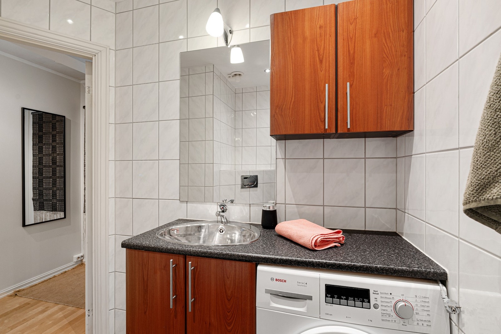 Praktisk servant med plass til vaskemaskin. Galleribilde