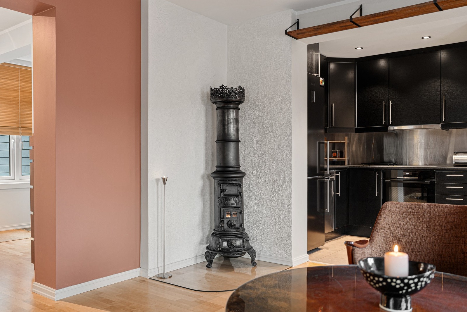 Legg merke til peisen, som i seg selv er et kunstverk. (NB: Ikke i bruk.) Galleribilde