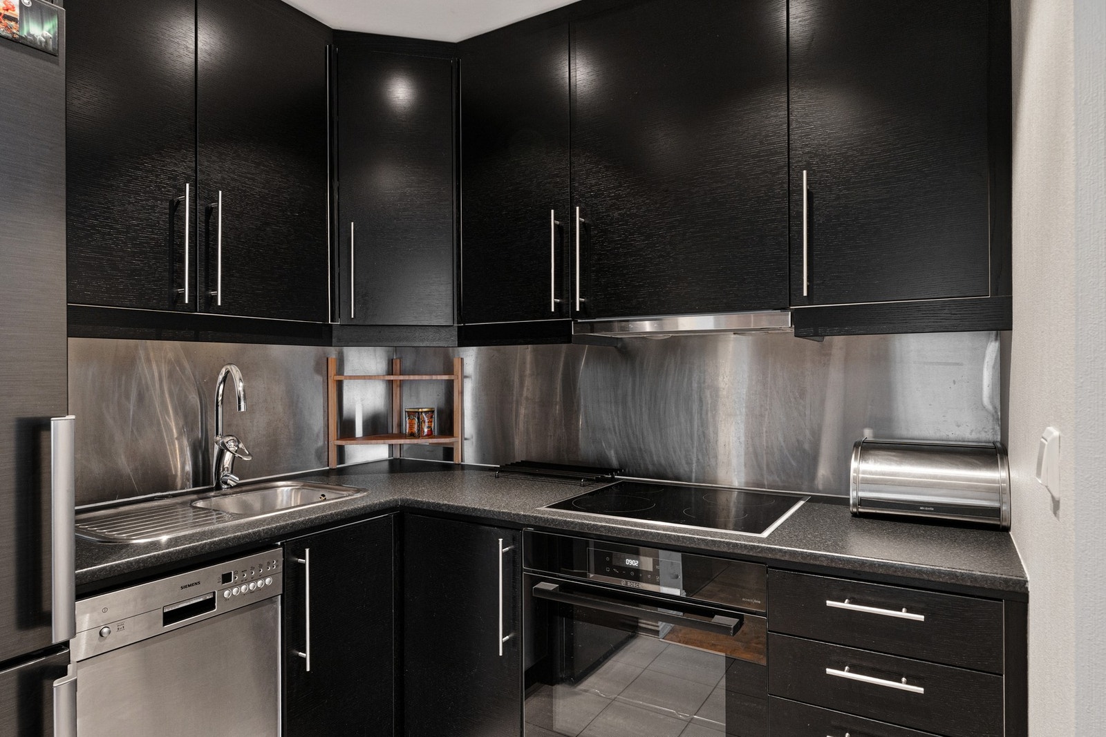 Delikat, nyere kjøkken levert av Drømmekjøkken. Hvitevarer medfølger ved handelen. Galleribilde