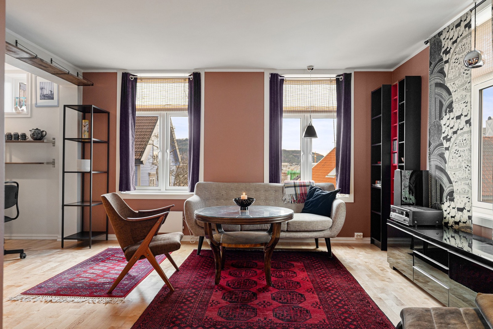 Flott planløsning med romslig oppholdsrom. Galleribilde