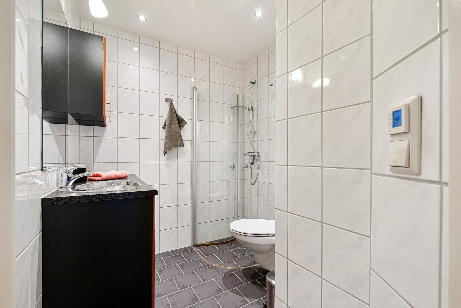 Pent, flislagt bad. Galleribilde