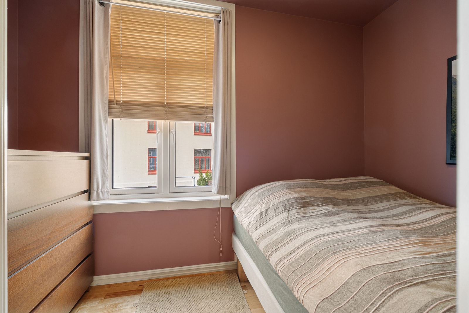 Soverom med harmoniske og flotte fargevalg. Galleribilde