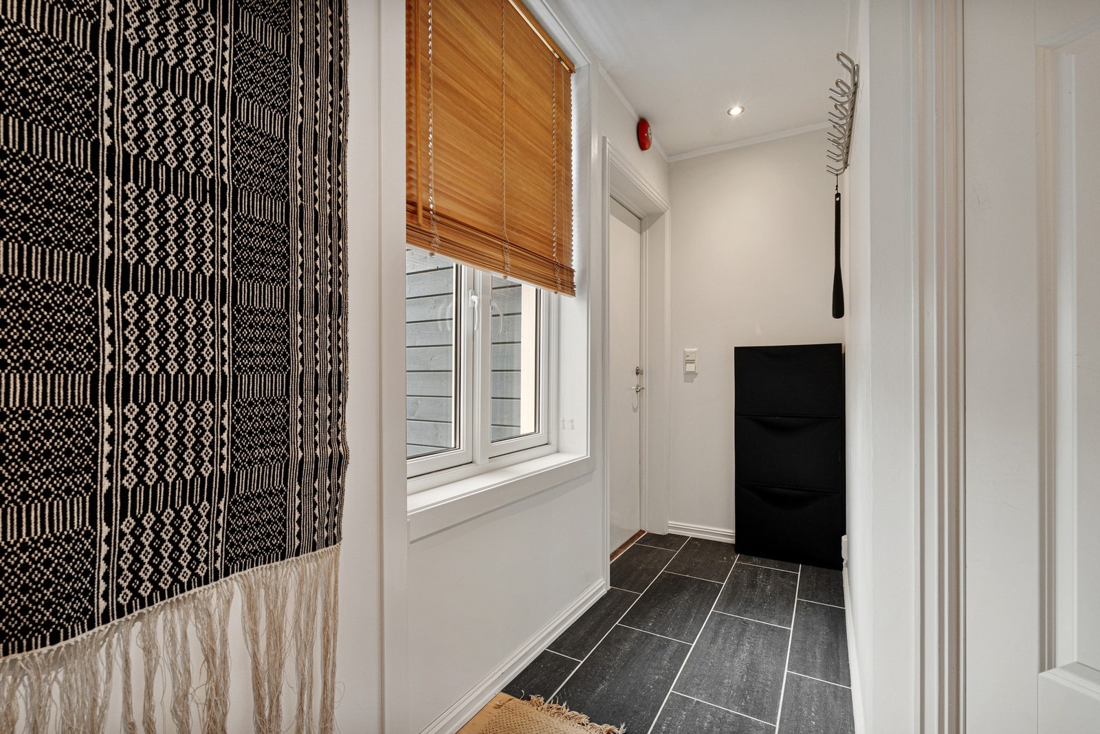 Romslig og innbydende entré. Galleribilde