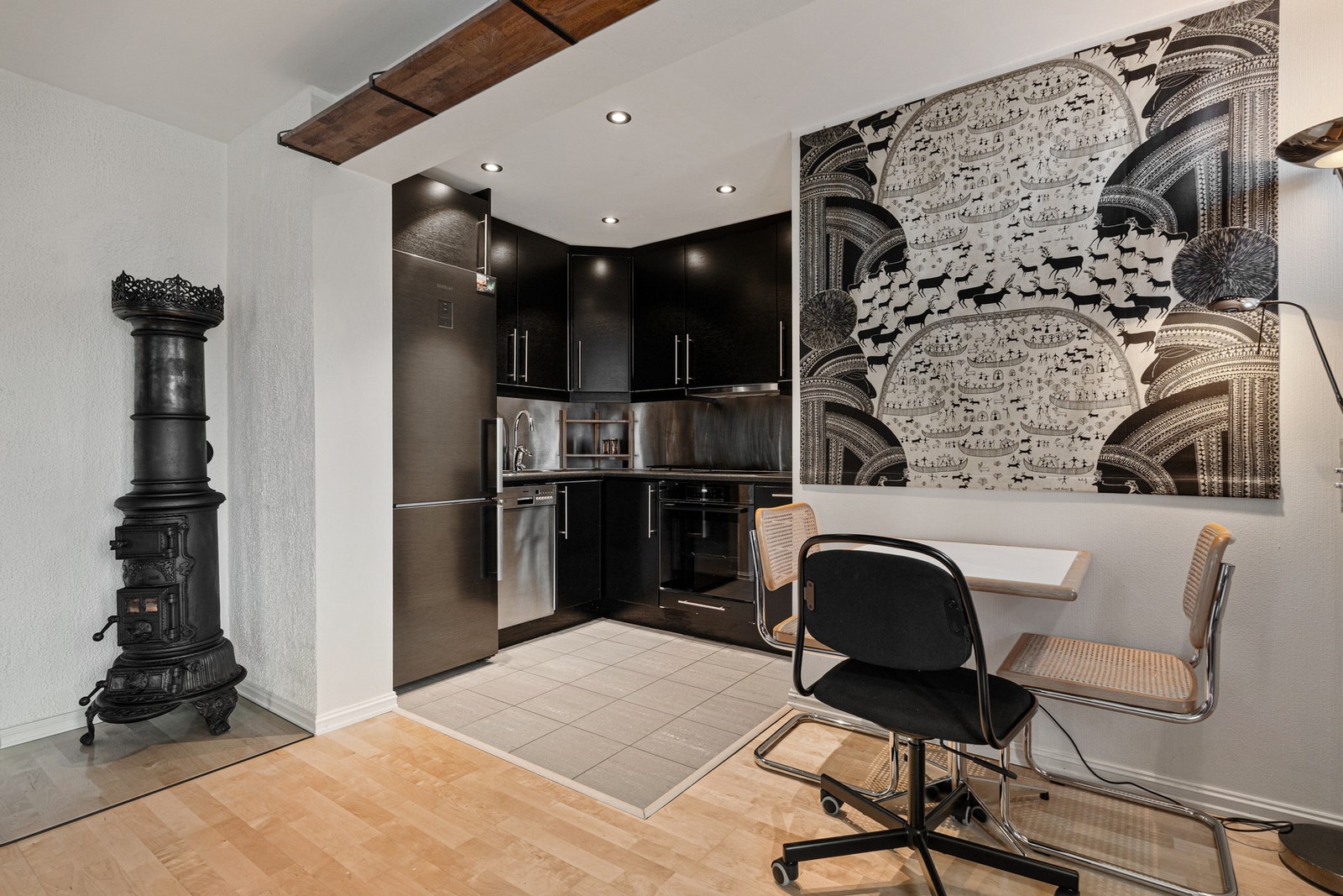 Hyggelig spisesone i tilknytning til kjøkkenet. Galleribilde