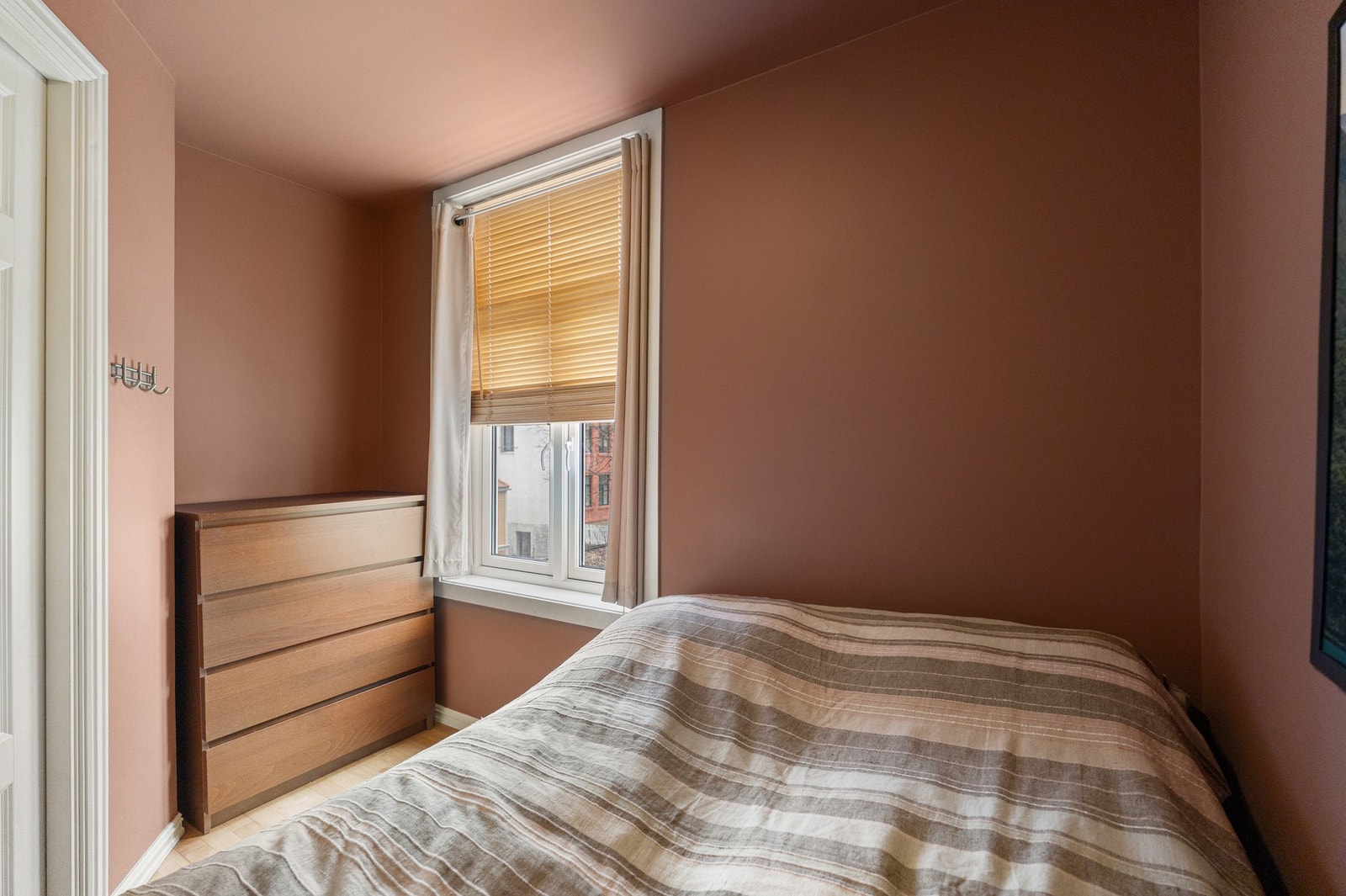 Man har plass til oppbevaring eller en fin garderobeløsning på soverommet. Galleribilde