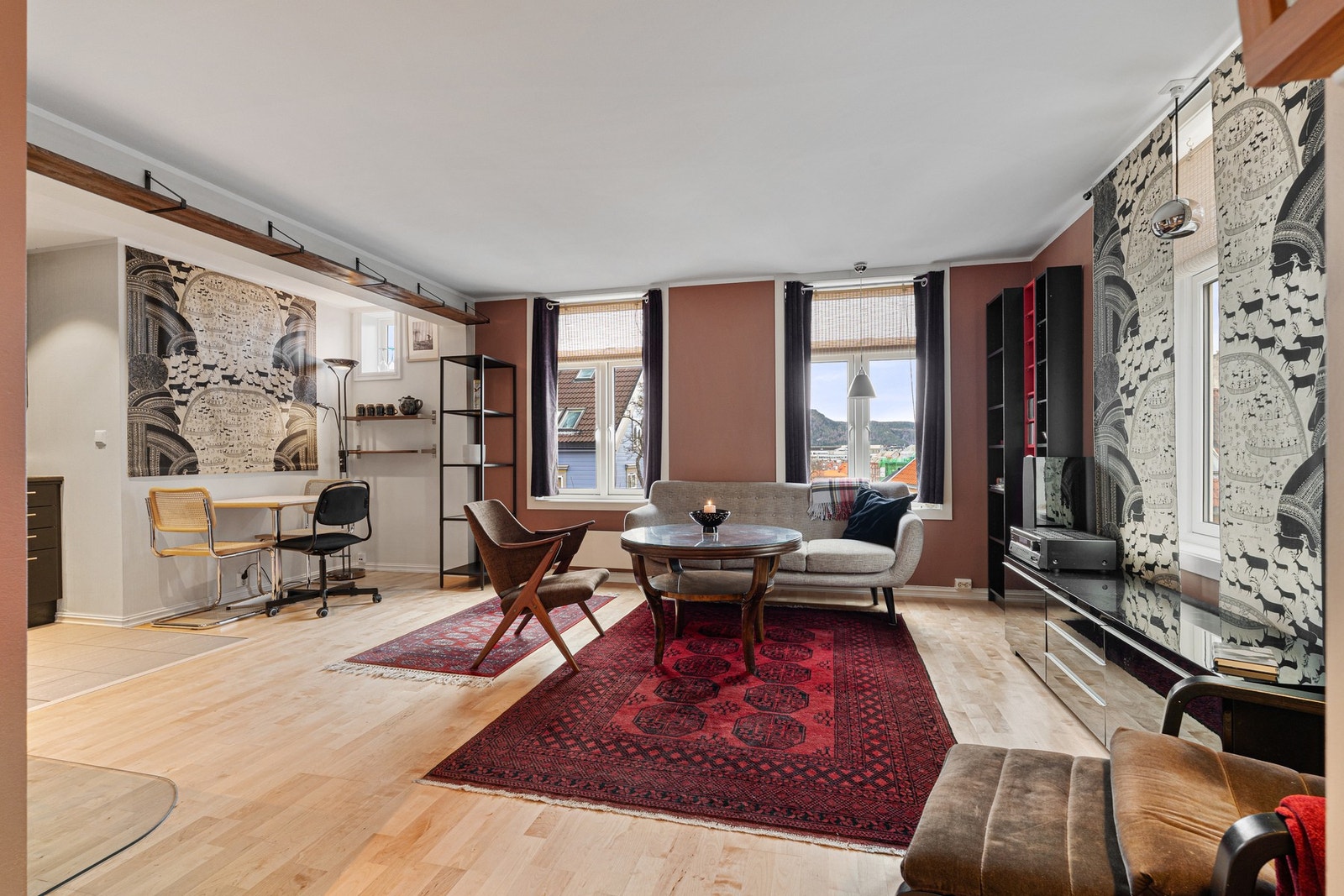 Leiligheten fremstår som innbydende, med nyere kjøkken, delikate fargevalg og en svært god planløsning. Vinduer er også skiftet ut i senere tid. Galleribilde