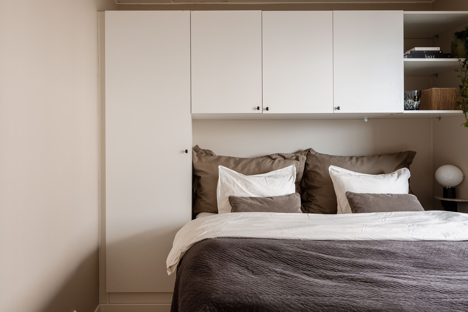 Soverommet har en plassbygd sengeløsning med rikelig integrert skapplass. Galleribilde