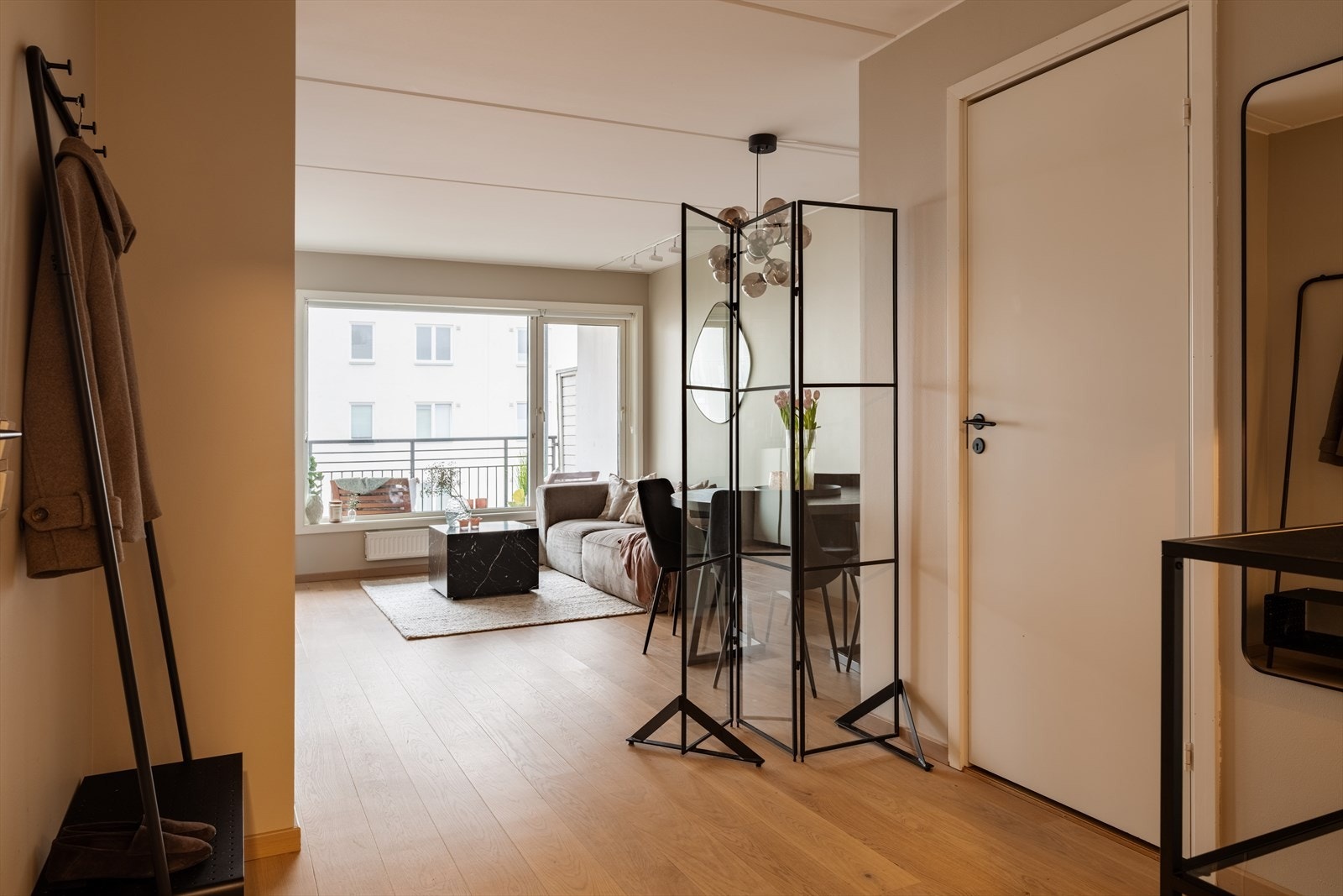 Den åpne løsningen fra gangen skaper en umiddelbar god romfølelse og fine lysforhold. Galleribilde