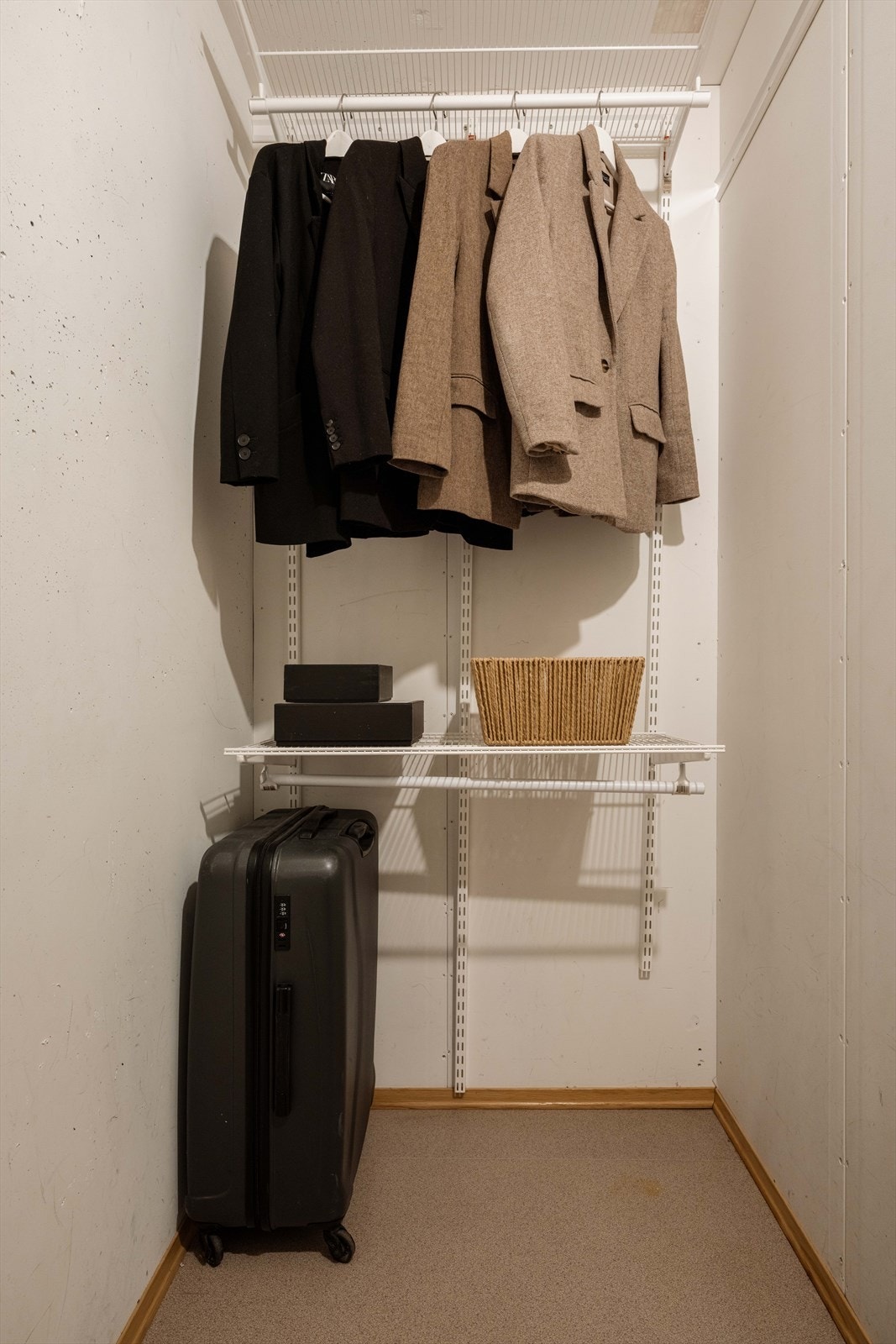 Den innvendige boden gir fleksibel og lett tilgjengelig lagringsplass. I tillegg disponeres en kjellerbod på ca. 5 m². Galleribilde