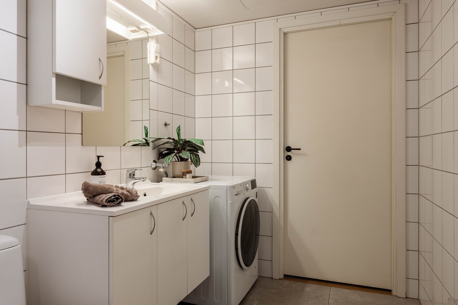 Her er det god plass og opplegg for vaskemaskin under en praktisk benkeplate. Galleribilde