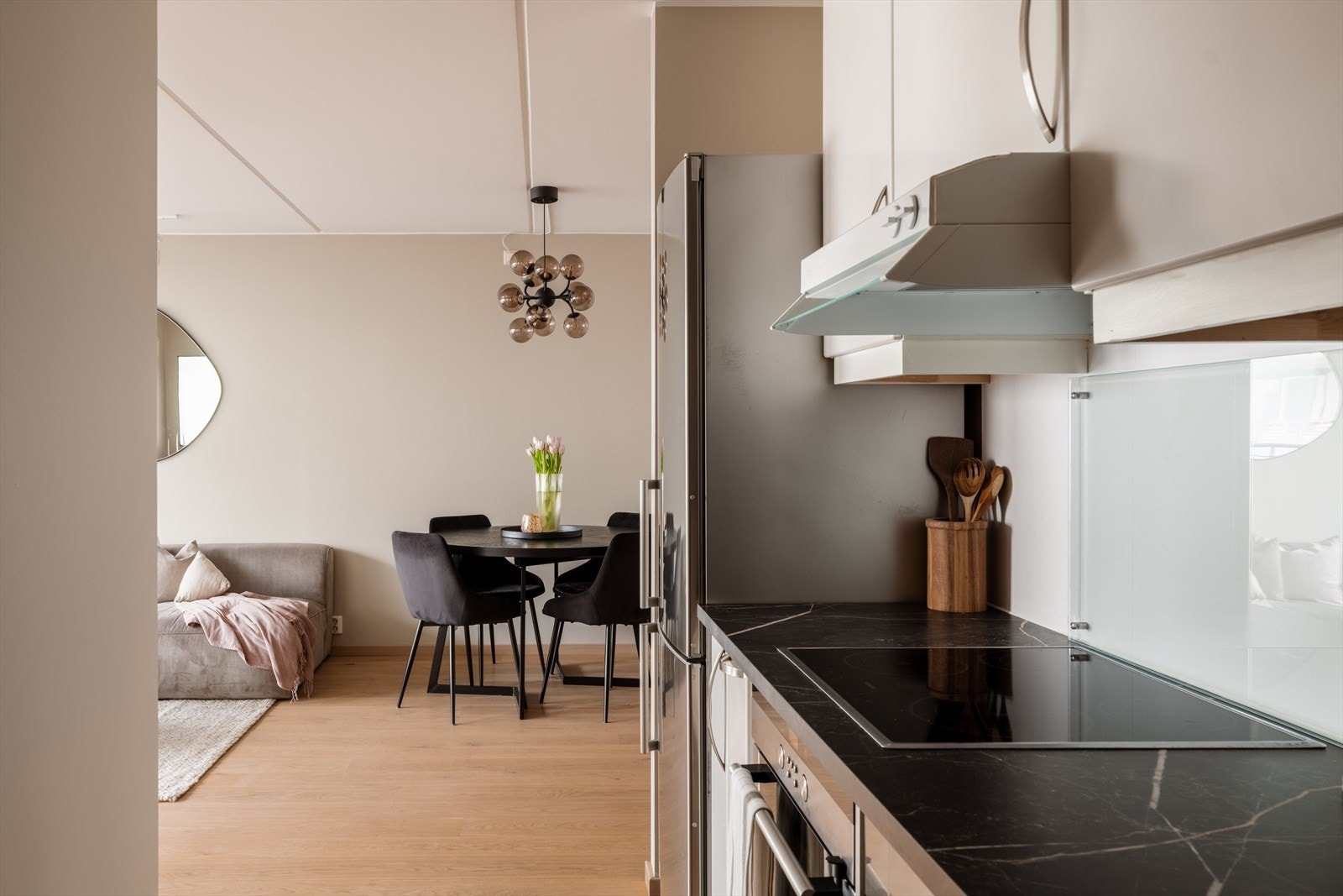 Benkeplaten i laminat er slitesterk og enkel å vedlikeholde. Galleribilde