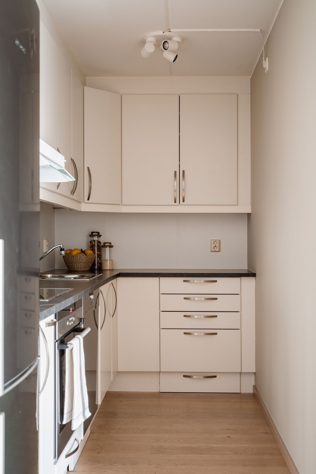 Godt med skapplass i både over- og underskap. Galleribilde