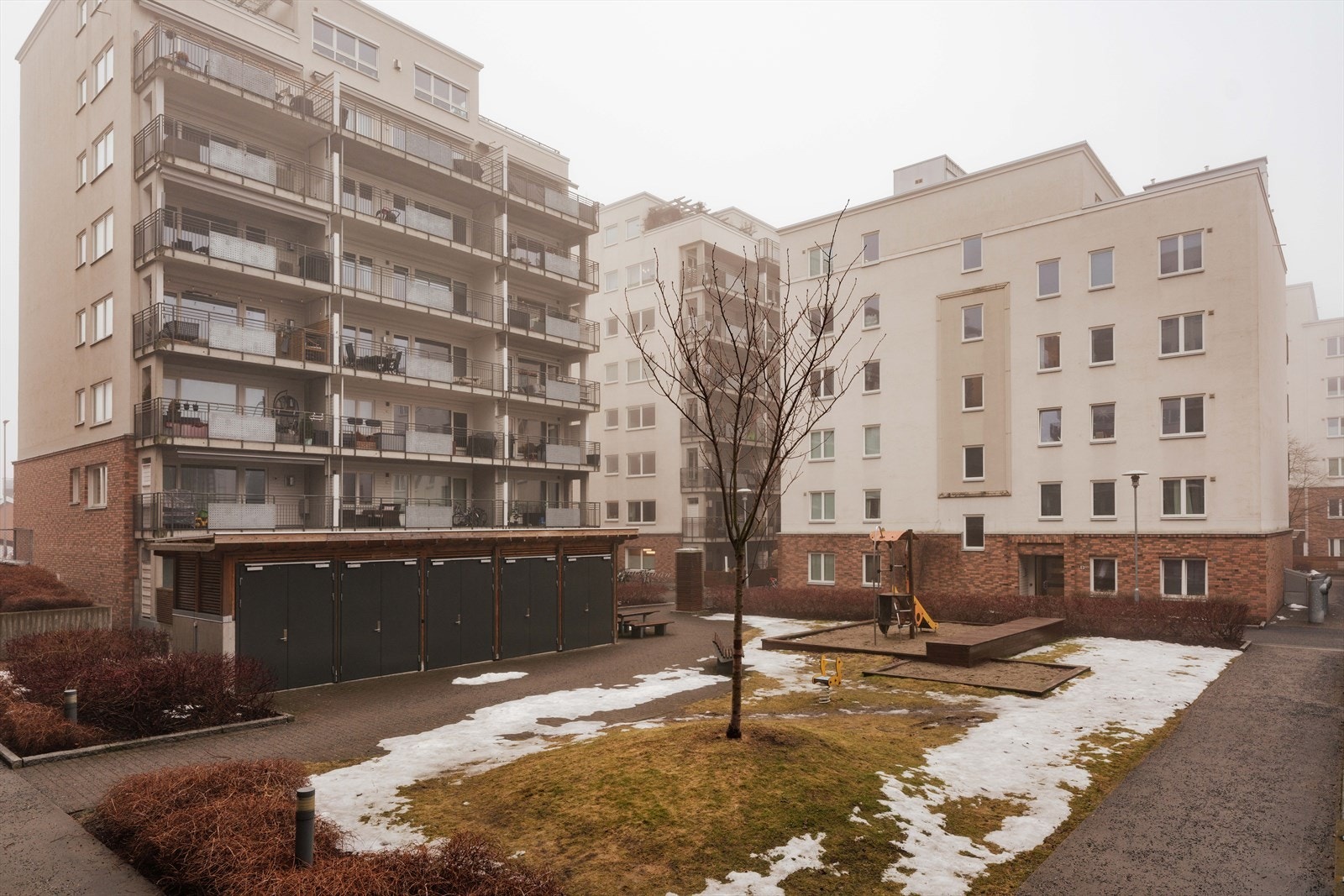 Kruttveien 9 har en attraktiv beliggenhet i rolige omgivelser på Løren, samtidig som du bor sentralt med kort gangavstand til det meste av byens tilbud. Galleribilde
