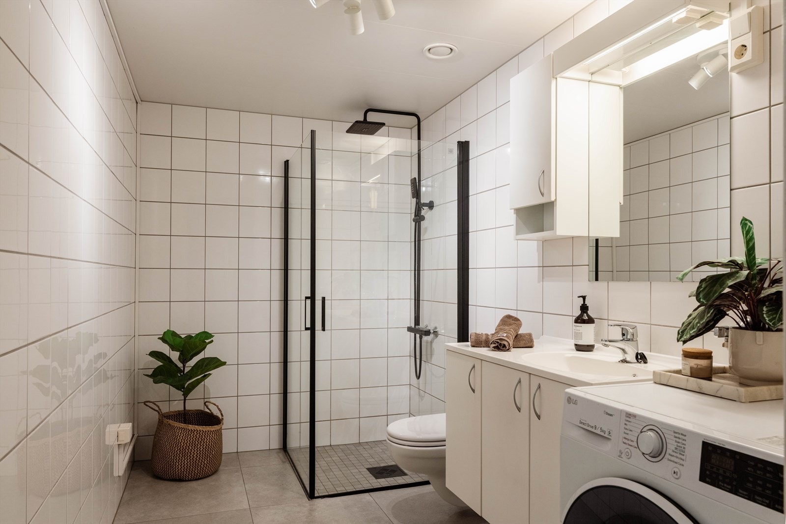 Badet har elektrisk gulvvarme for økt komfort og mekanisk avtrekk. Galleribilde