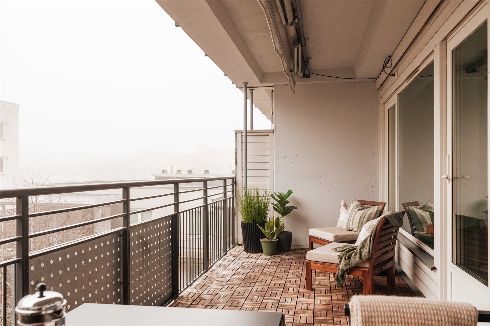 Leiligheten har en svært romslig og solrik balkong med god plass til sittegrupper og grill. Galleribilde