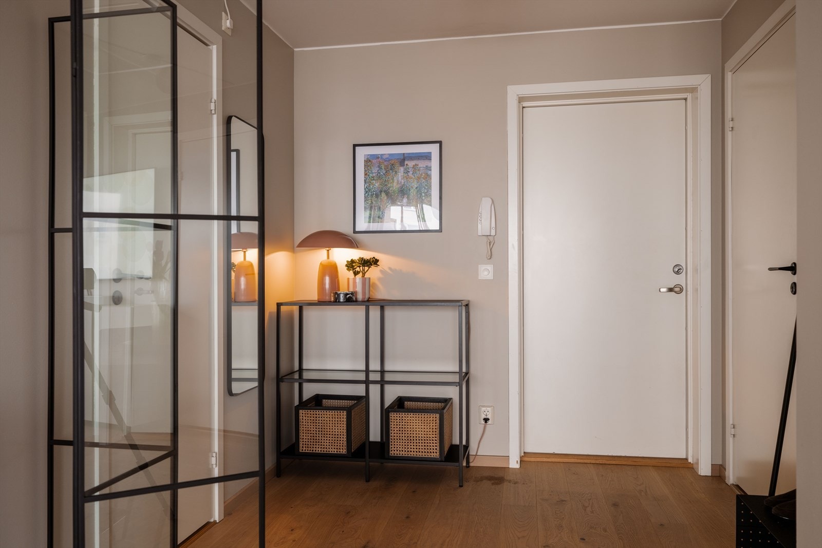 Innbydende entré med plass til oppbevaring. Galleribilde