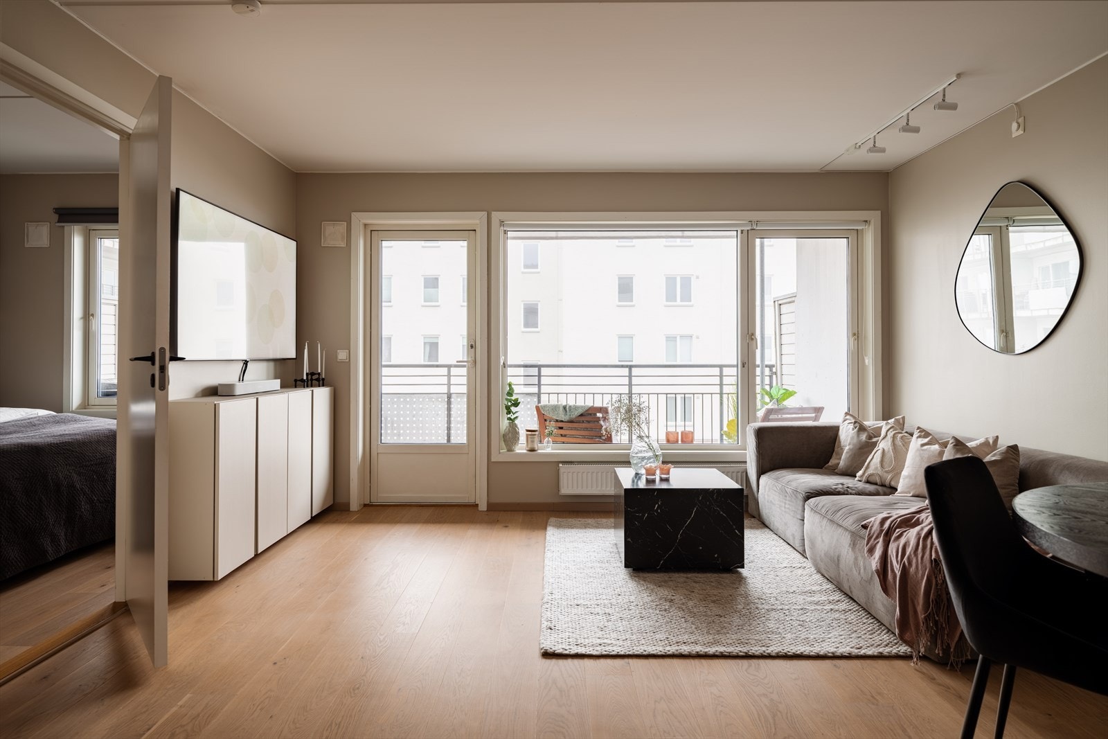 Leiligheten oppvarmes med radiatorer tilknyttet felles varmeanlegg. Galleribilde