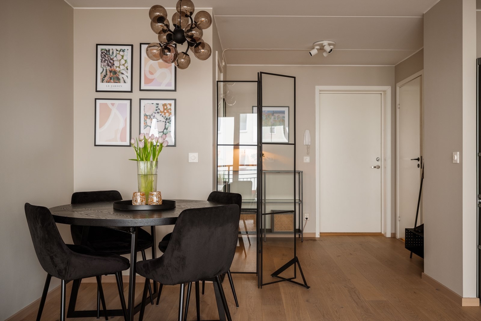 Stuen er enkel å møblere og har en naturlig sone for spisebord. Galleribilde