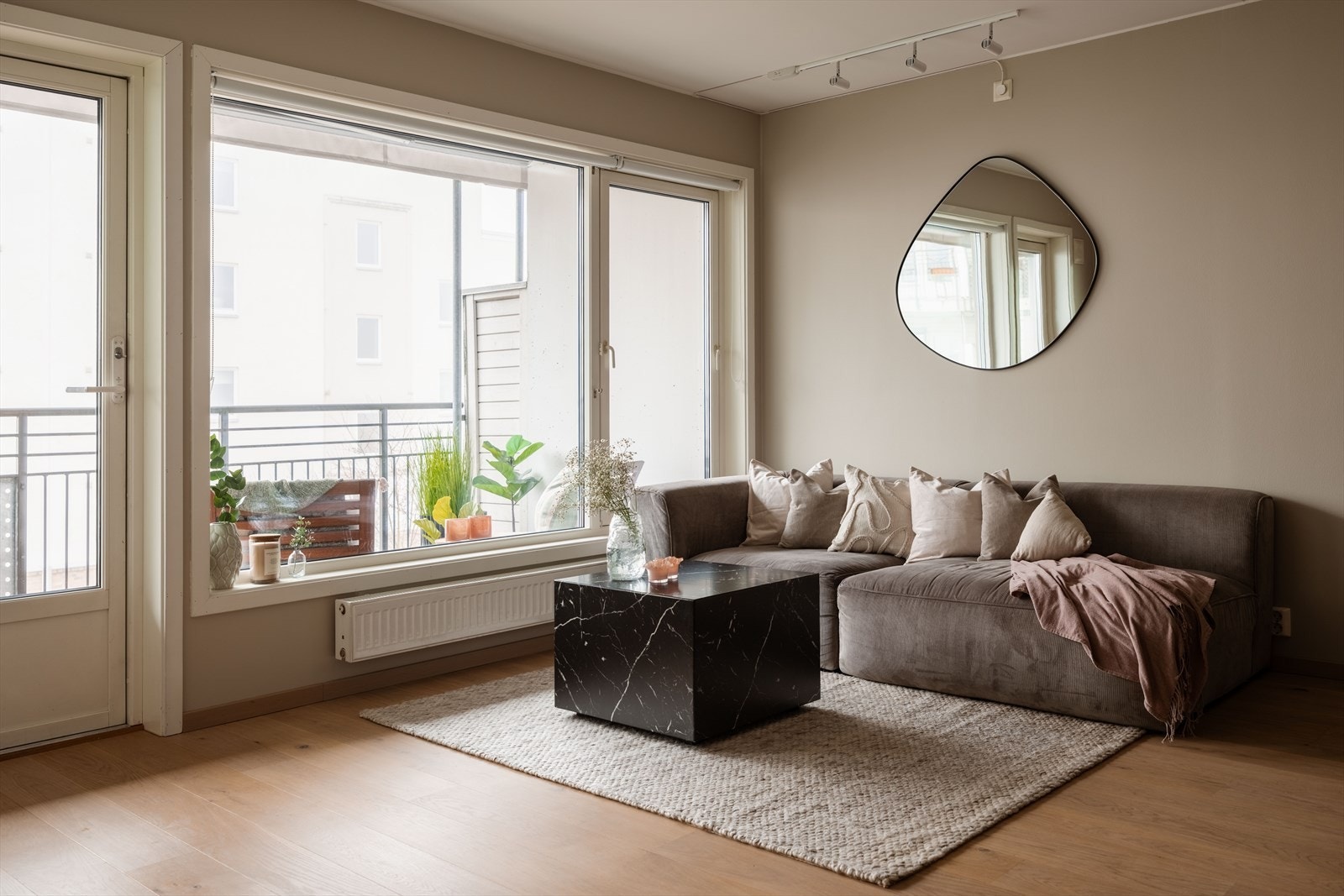 Store vindusflater slipper inn godt med dagslys. Galleribilde