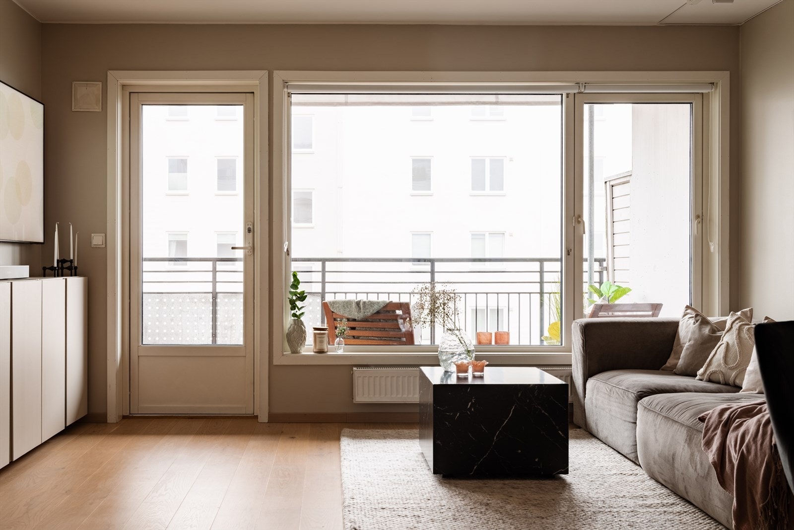 Fra stuen er det direkte utgang til den store balkongen. Galleribilde