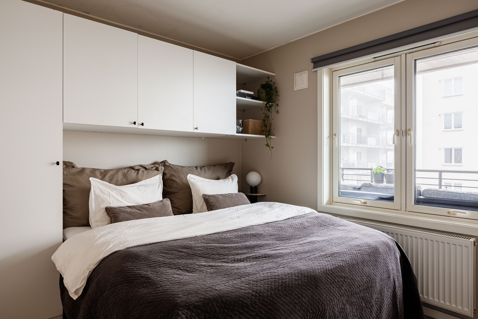 Rommet er lunt og vender ut mot den rolige baksiden av bygget. Galleribilde