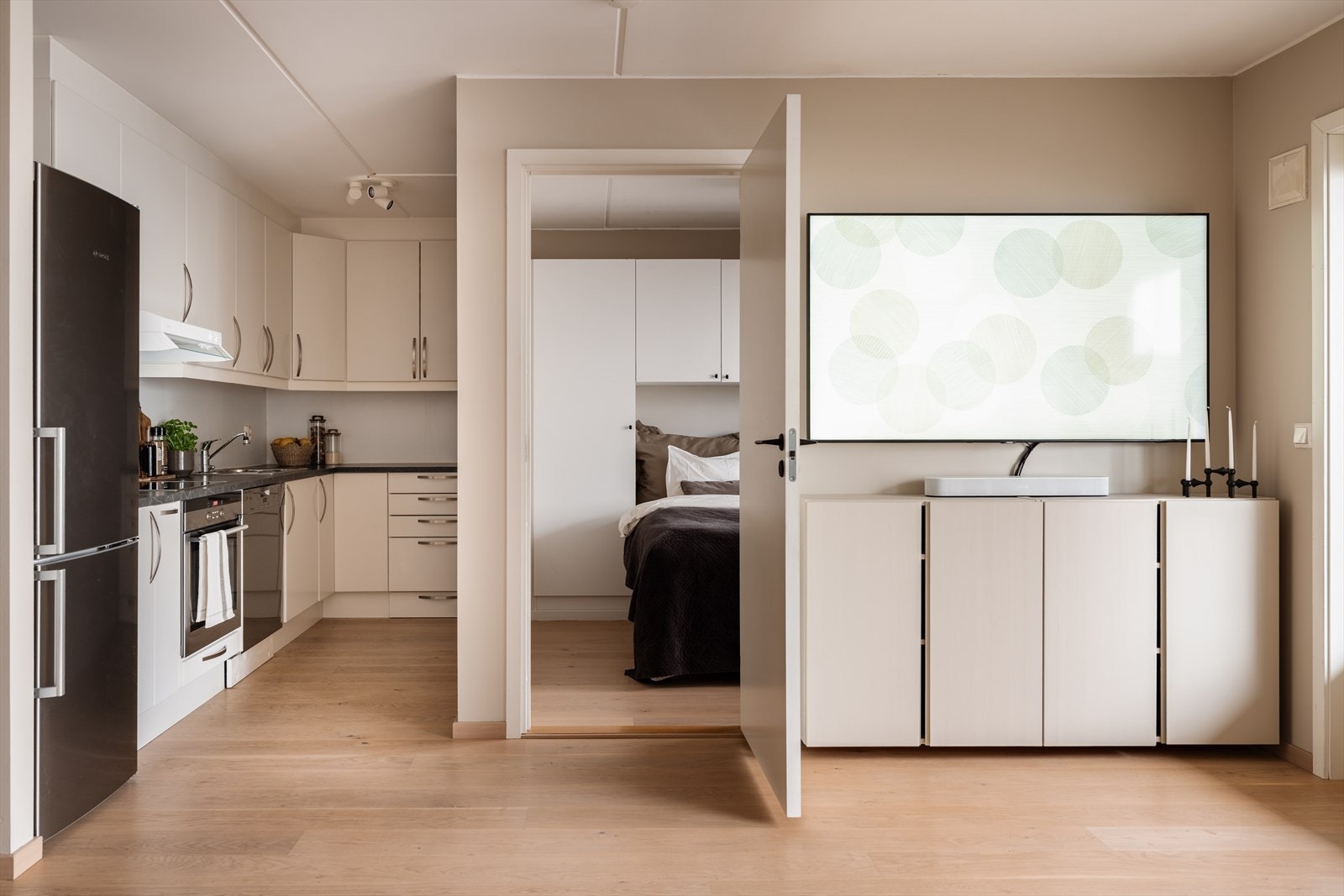 Kjøkkenet ligger praktisk tilknyttet stuen, men er samtidig skjermet. Galleribilde