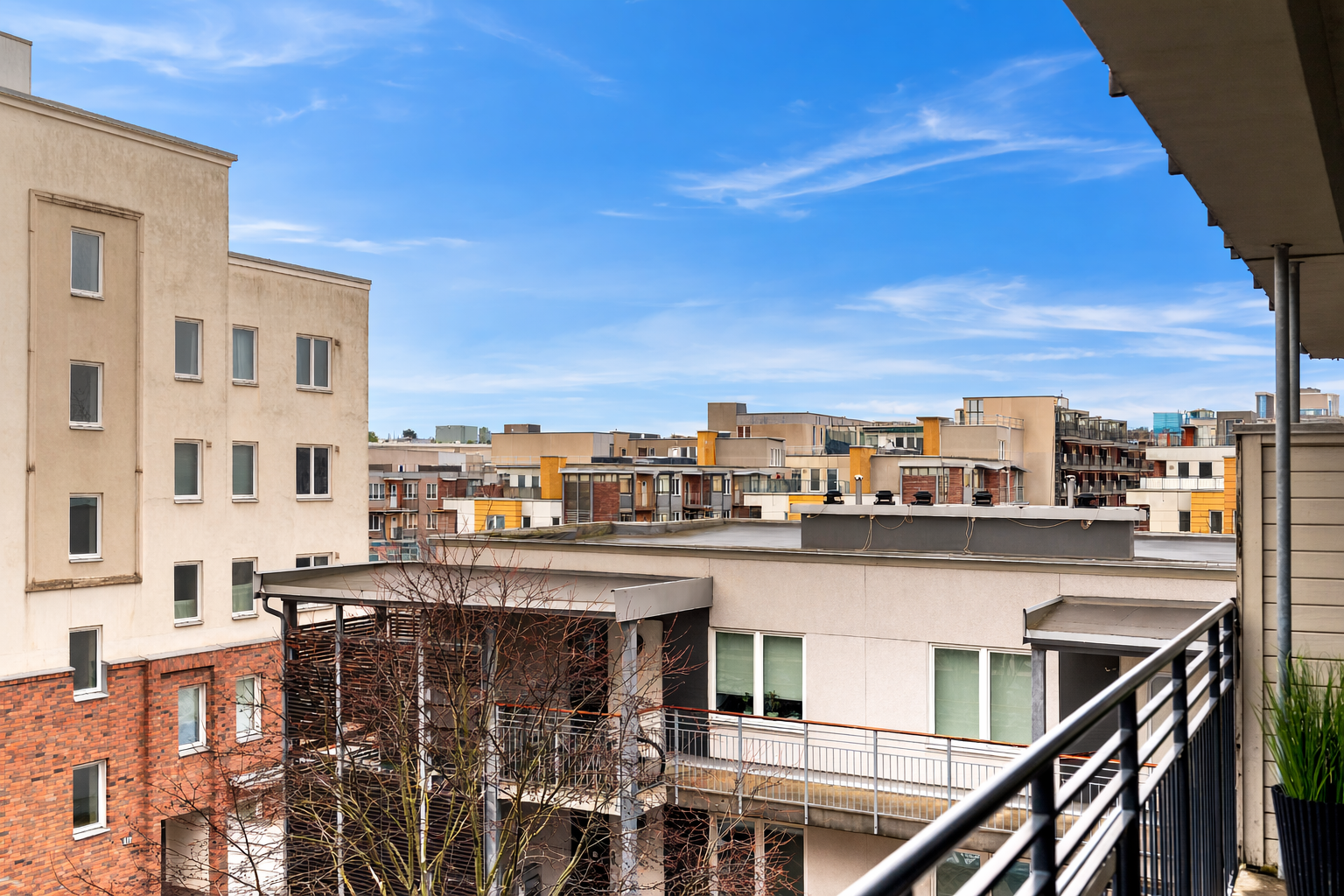 Balkongen er sydvestvendt og har fine solforhold. Bildet er redigert med AI. Galleribilde