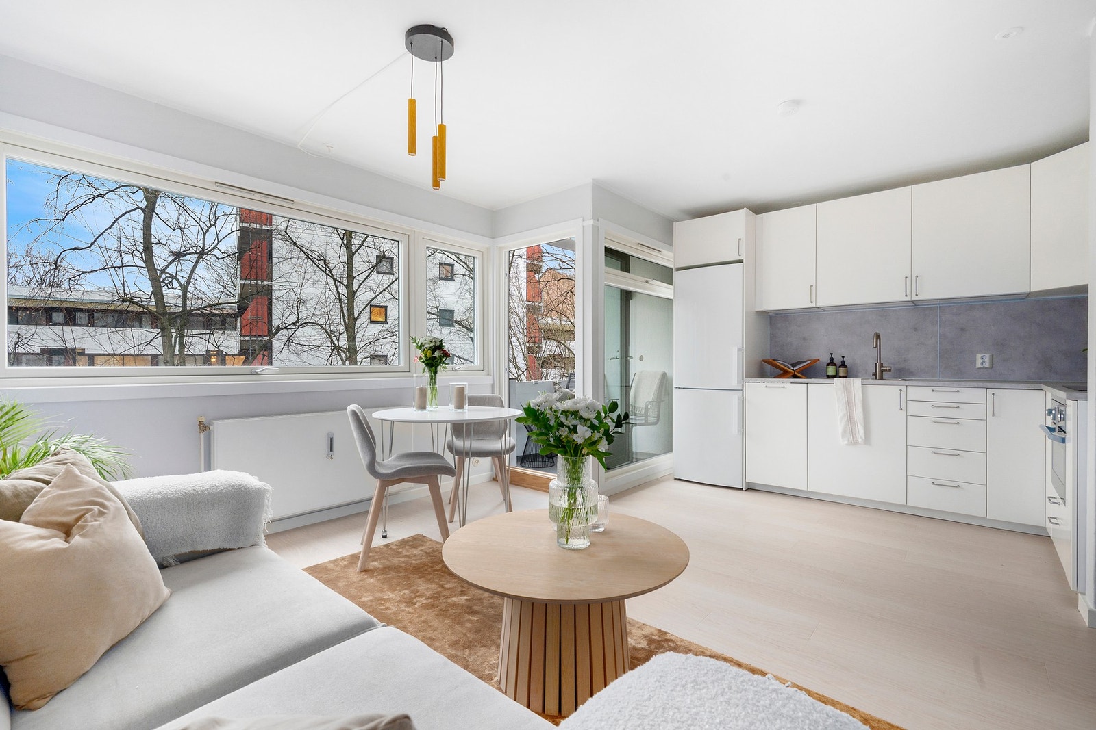 Rekken av store vindusflater sørger for godt med lysinnslipp. Galleribilde