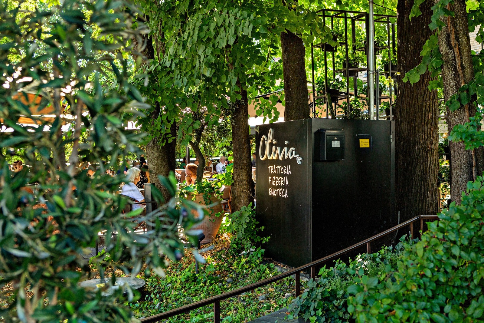 Nærområdet byr på flere restauranter og cafeer. Galleribilde