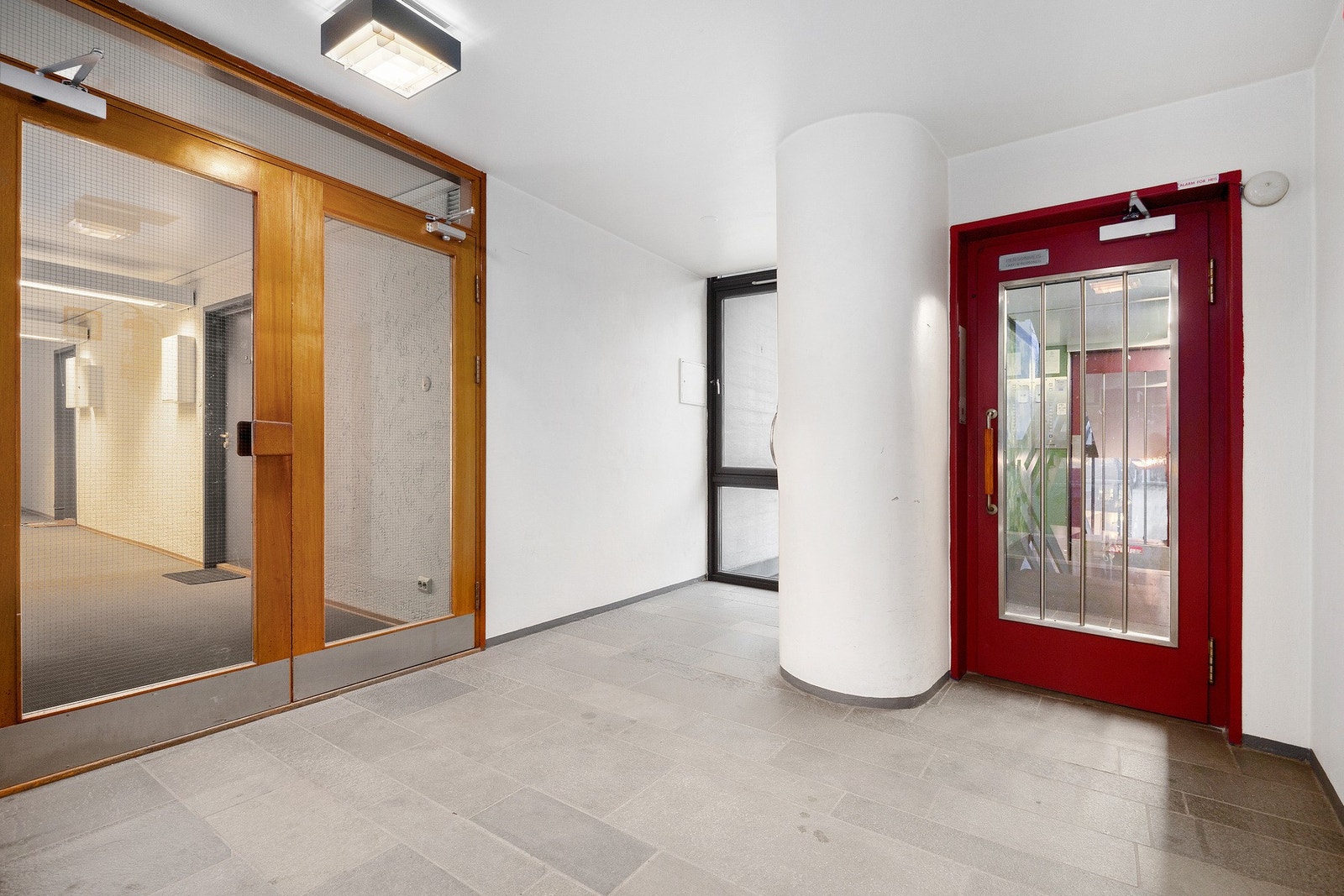 Bygningens inngangsparti. Galleribilde