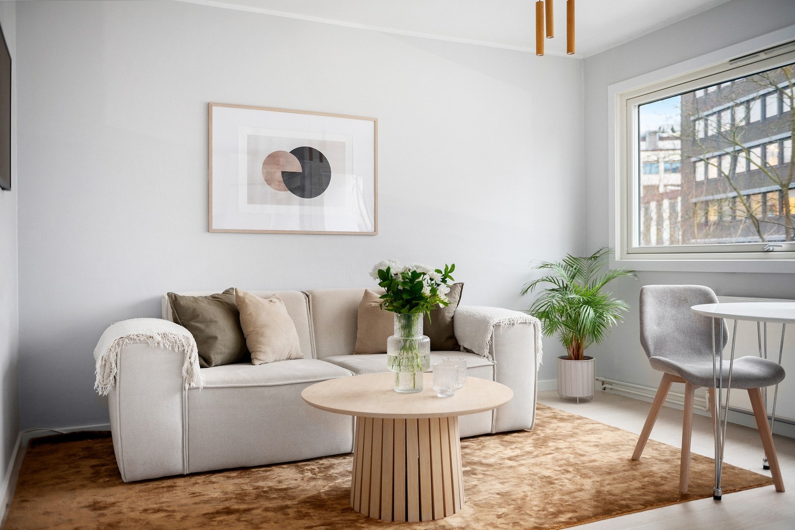 Leiligheten er malt i en tidsriktig farge og lys laminat på gulv. Galleribilde