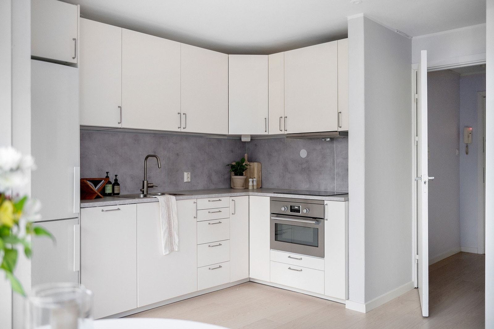 Stilren kjøkkeninnredning med god skap- og benkeplass. Galleribilde