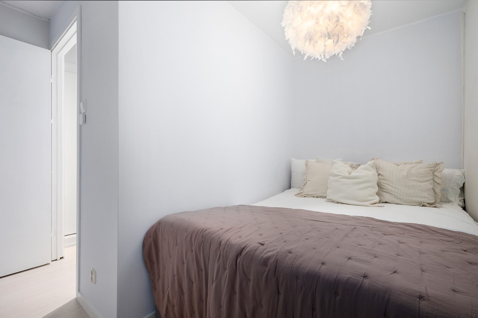 Alkoven er malt i en tidsriktig farge og kan innredes med kommode for ekstra oppbevaringsplass. Galleribilde