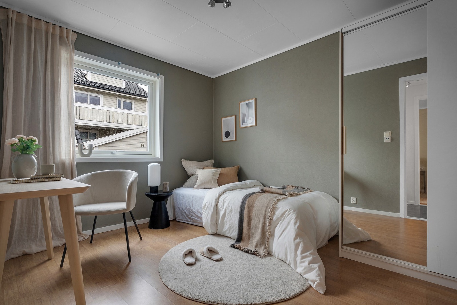 - soverom med skyvedørs garderobe - Galleribilde