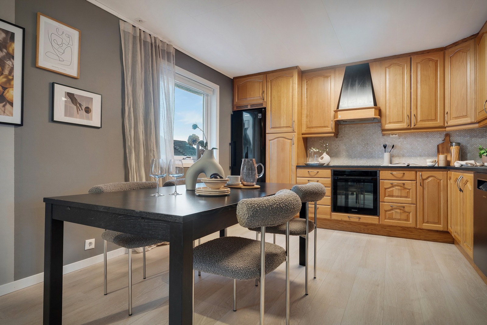 - Kjøkkeninnredning med laminert benkeplate. Profilerte fronter i eik - Galleribilde