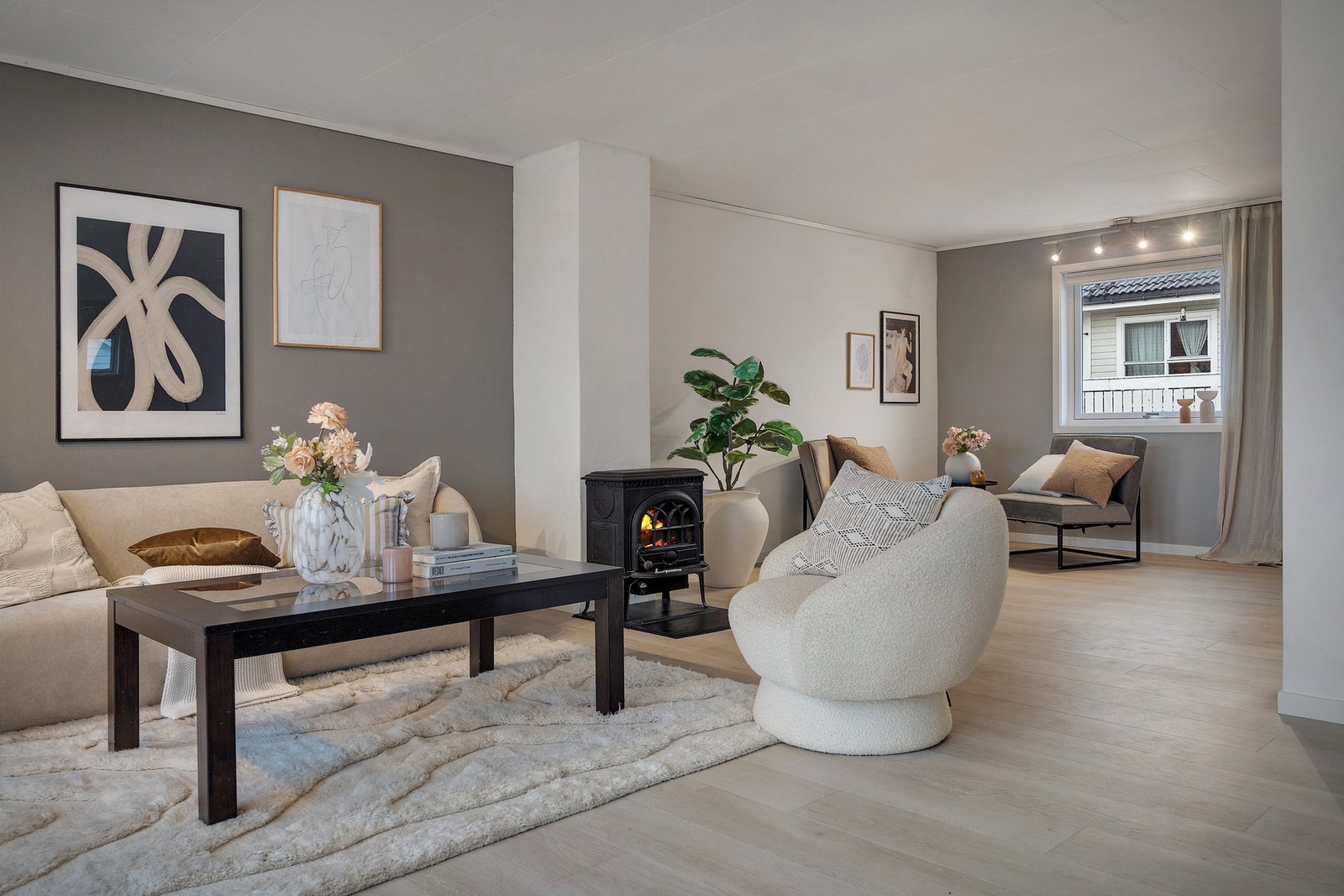 - Peis ovn i stue. Det er også installert varmepumpe i boligen - Galleribilde