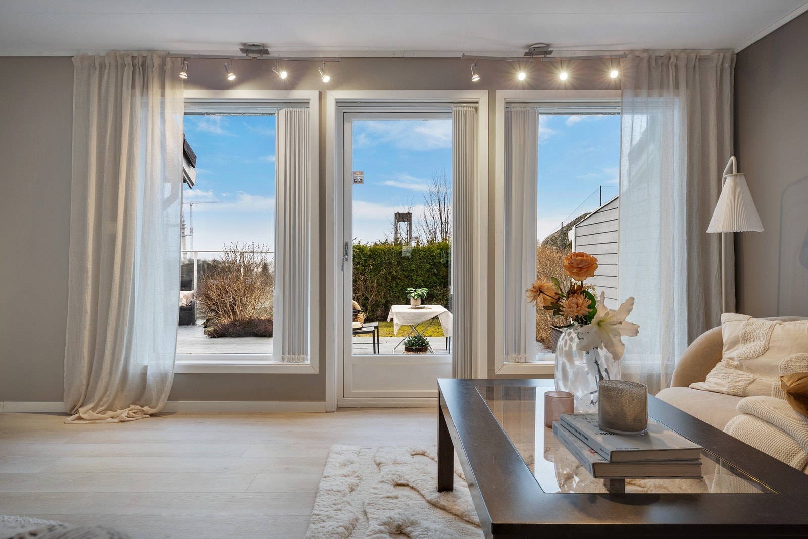 - Fra stue er det utgang til terrasse og hage, her kan man sitte skjermet og nyte vakre sommerdager - Galleribilde