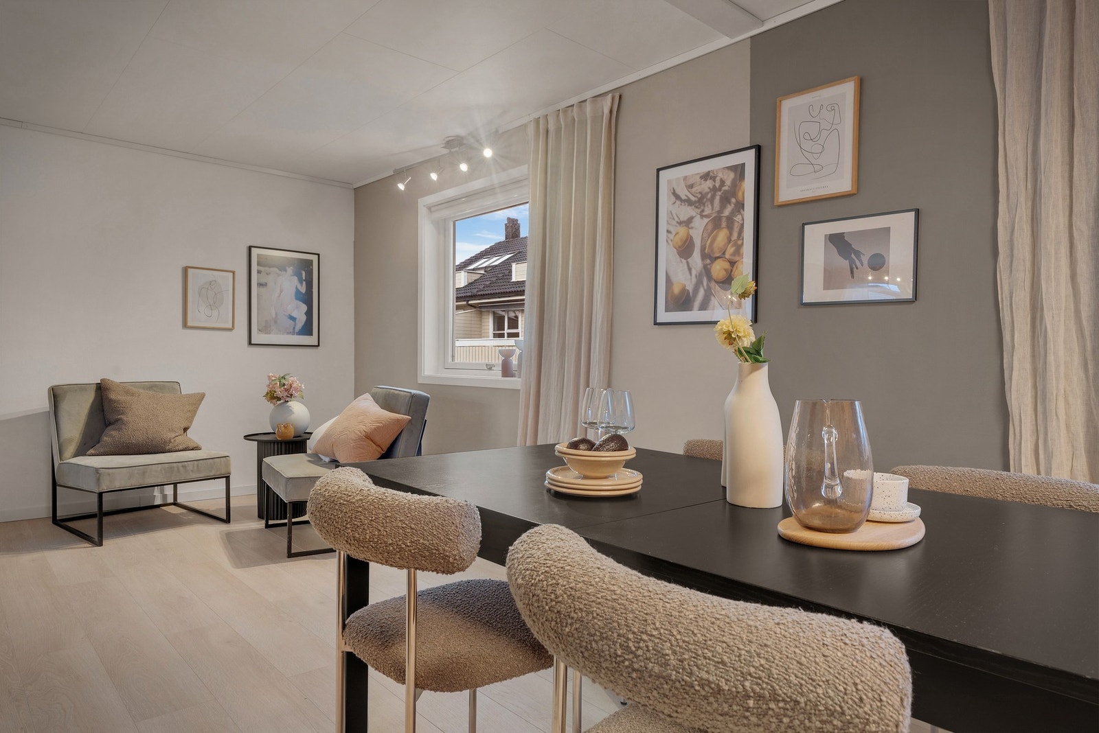 - Plass til stort spisebord i tilknytning til kjøkken - Galleribilde