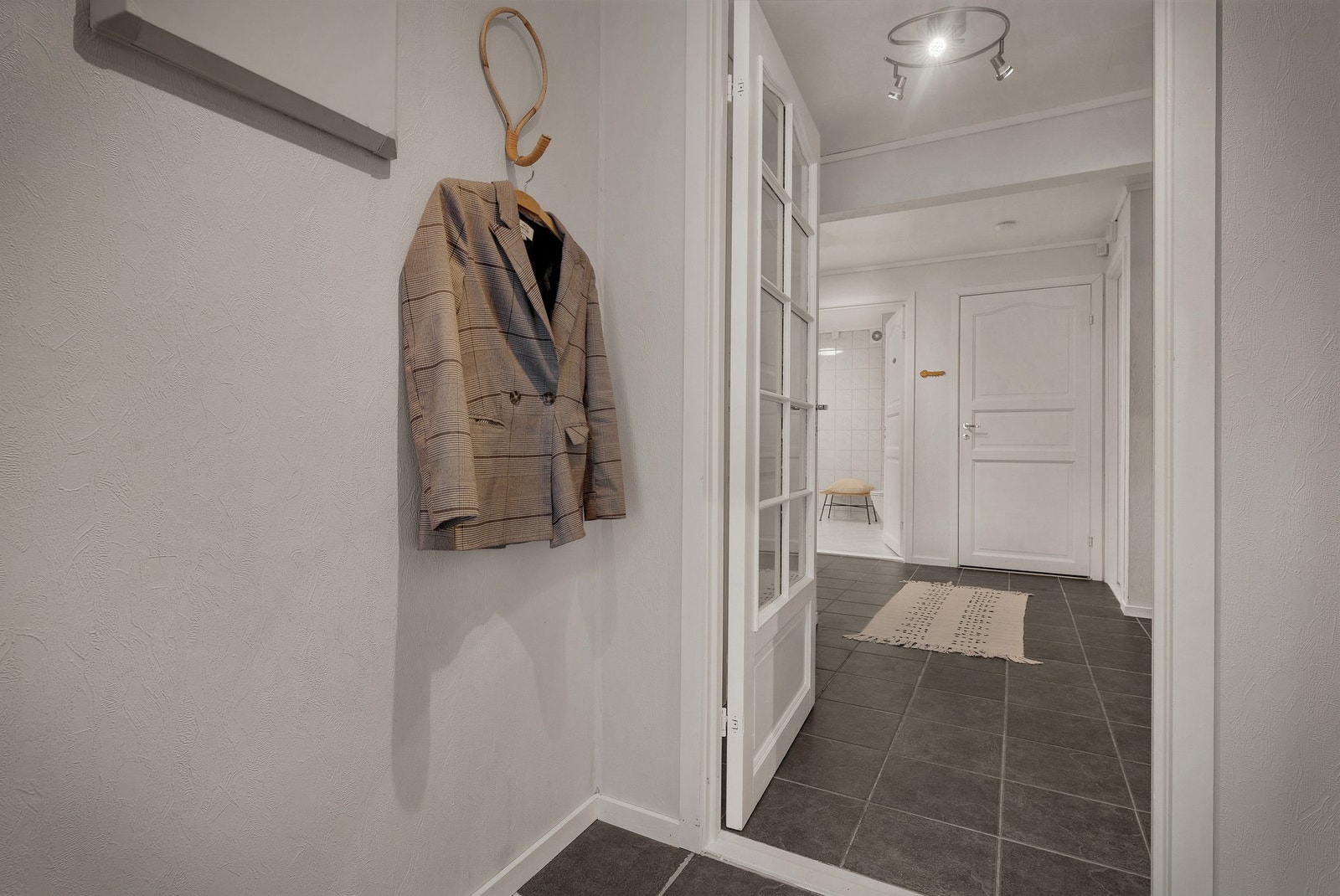 - Hall på 11,6 kvm med fliser på gulv og varmekabler - Galleribilde