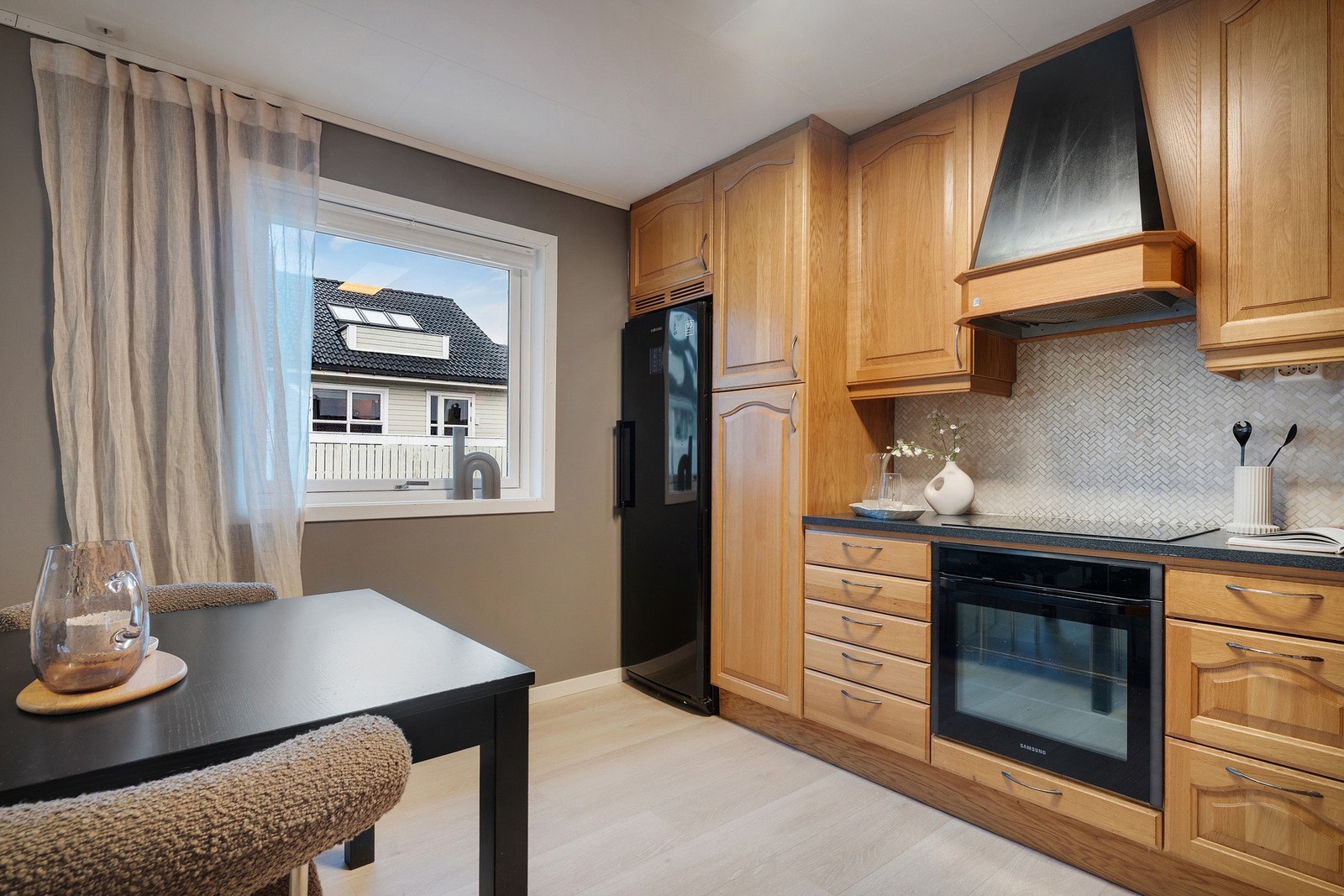 - Integrert stekeovn og induksjons topp. Kjøleskap og oppvaskmaskin medfølger - Galleribilde