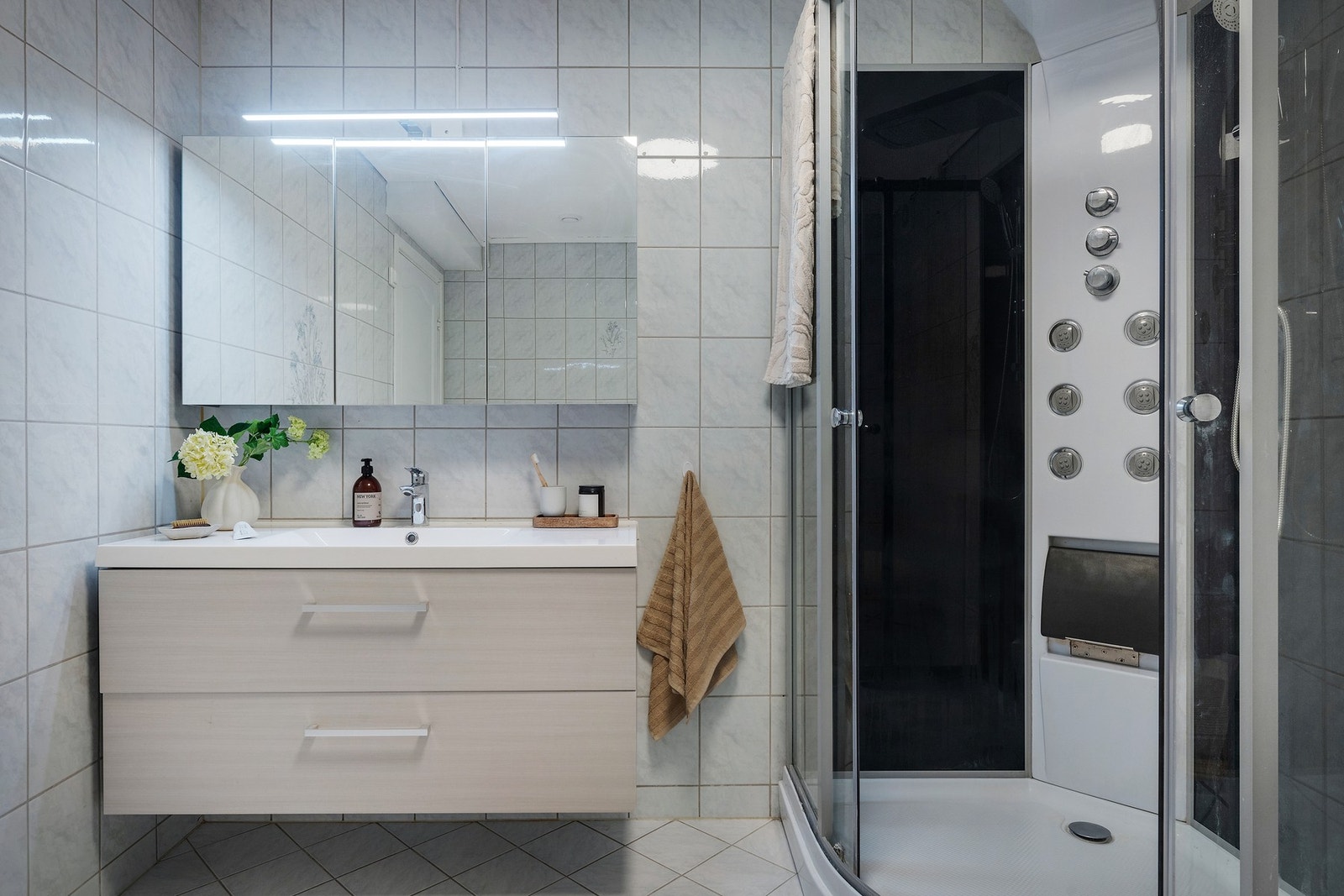 - Hel fliset baderom med varme i gulv - Galleribilde