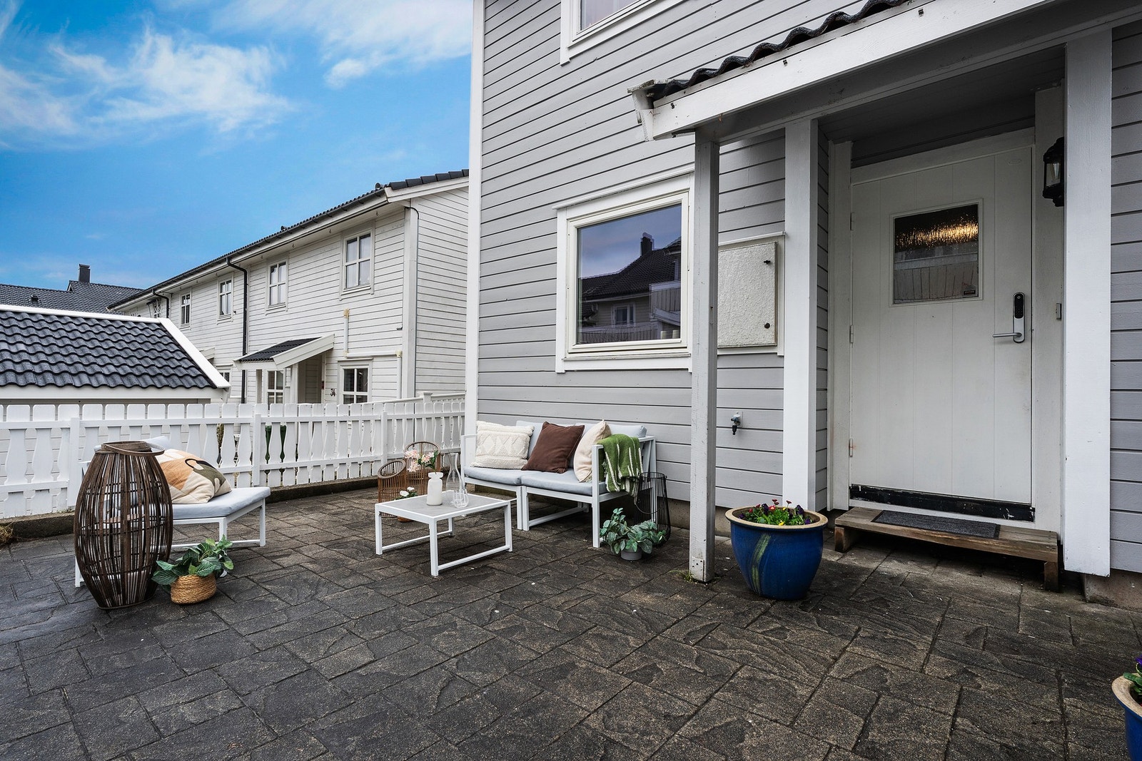 - Hyggelig uteplass ved inngangsparti - Galleribilde